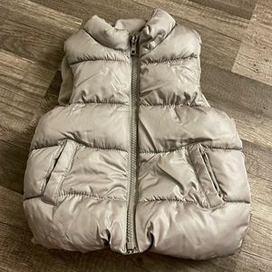 Old Navy, toddler girls, gray puffer, sleeveless jacket. Size 18-24 month.